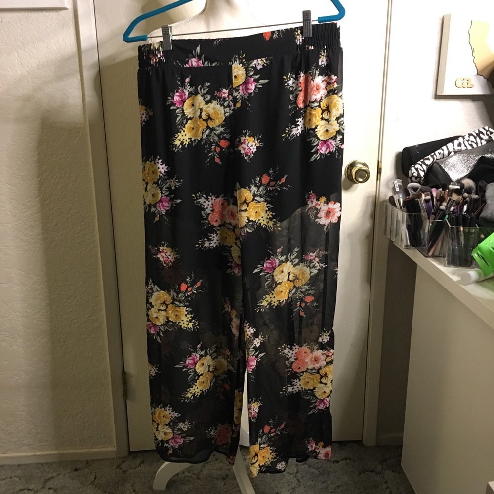 Torrid NWT Black Floral Chiffon Pants - Size 0
